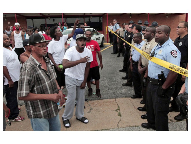 Ferguson, people confronted the police immediately after Michael Brown's murder. Photo: AP Ferguson, people confronted the police immediately after Michael Brown's murder. Photo: AP