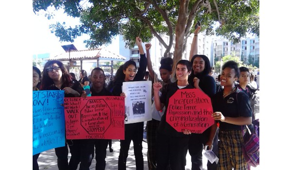 Estudiantes juran la Promesa de Resistencia, sur de California