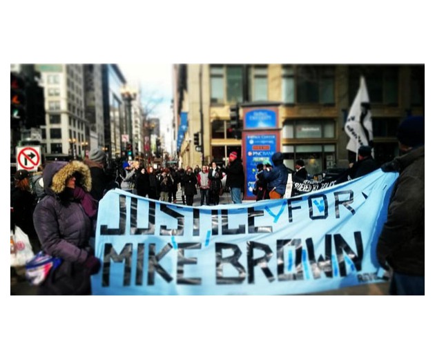 Marchers on State Street in Chicago, IL. Photo: @soit_goes