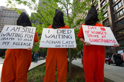 Demonstrators dressed like detainees demand that Obama close Guantánamo, Chicago, May 2013. (Photo: FJJ) 