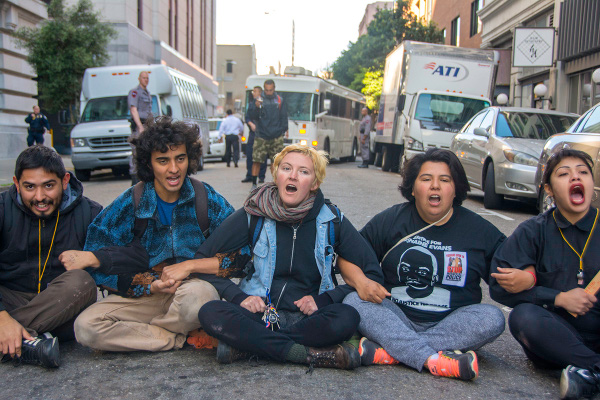 Protesters block buses at ICE office in San Francisco, April 1