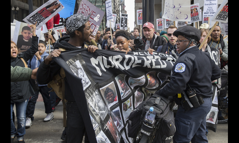 Chicago: Resisting police attacks on the march. Photo: Kelly Wenzel Photography.