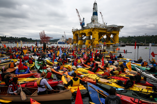 Cientos de kayaktavistas se botan en protesta por la perforación en el Árctico y por el uso del puerto de Seattle como un puerto para la plataforma marina de Shell Oil, el Polar Pioneer. Seattle, el 16 de mayo de 2015.