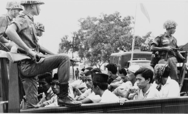 Militantes del ala juvenil del Partido Comunista de Indonesia detenidos y rumbo a una prisión en Yakarta, 30 de octubre de 1965.