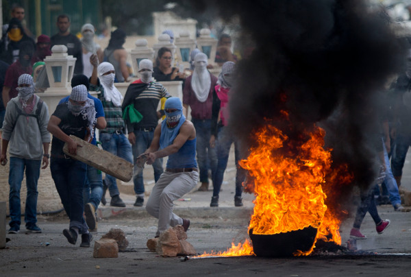 Unos palestinos improvisan una barricada contra los ataques de parte de los soldados israelíes cerca de Ramala, Cisjordania, 10 de octubre.