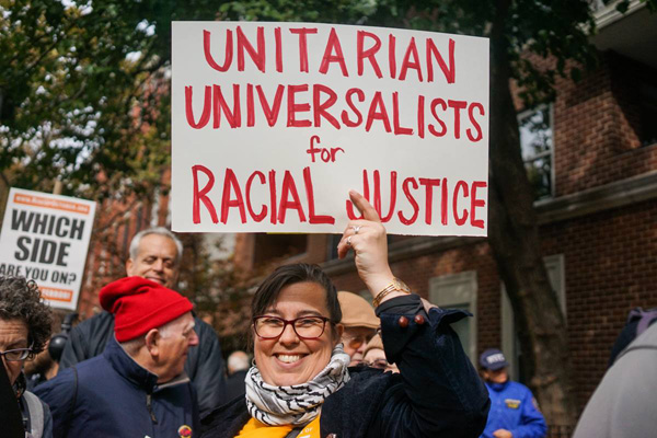 Letrero: Unitarios Universalistas por la justicia racial