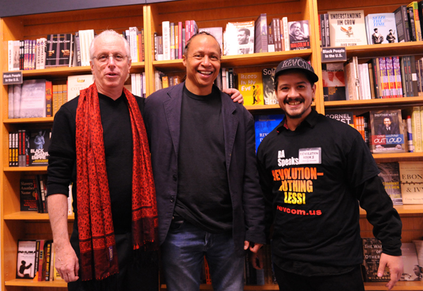 (left to right) Andy Zee, Columbia University professor Jamal Joseph, and Noche Diaz from the Revolution Club, NYC | Foto: revcom.us