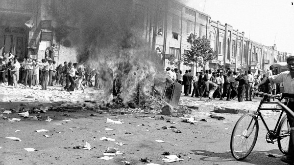 En Teherán, Irán el 19 de agosto de 1953, turbas junto con el ejército se tomaron las calles coreando “¡Viva el Sha! ¡Muerte a Mosaddeq!”. Saquearon periódicos pro Mosaddeq y atacaron sus partidarios.