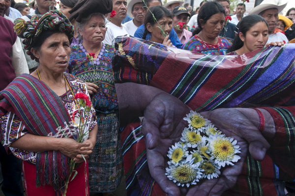 Mujeres indígenas ixiles fuera del tribunal el día después de que el juez dictaminó que les suspendiera el juicio por genocidio al ex dictador de Guatemala, el general Efrain Ríos Montt, y al general José Mauricio Rodríguez Sánchez, 19 de abril de 2013.