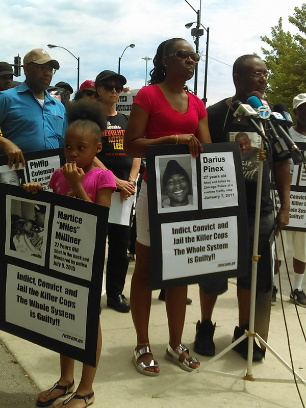 Protesta contra el asesinato policial en frente de la delegación del Distrito 7 del Departamento de Policía de Chicago, 30 de junio. De izquierda a derecha: Percy Coleman (camisa azul); Dariana, hija de Darius Pinex; Gloria Pinex; Emmett Farmer en la camiseta negra con la imagen de su hijo, Flint.