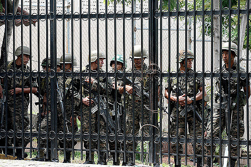 Tropas hondureñas en el palacio presidencial cuando se arrestó al presidente durante el golpe de estado de 2009. 
