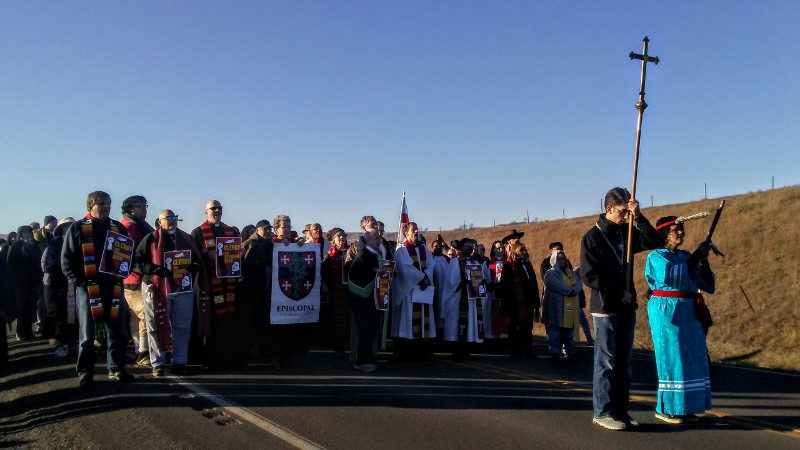3 de noviembre: 300 personas del clero y laicas de todo Estados Unidos responden a un llamamiento lanzado para que la comunidad religiosa acudiera a Standing Rock con motivo de una acción de estar de pie en solidaridad con los pueblos indígenas.