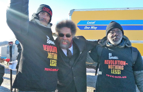 Cornel West (centro) y Carl Dix (derecha) con un miembro de la delegación del Club Revolución en Standing Rock