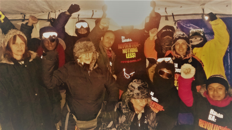 La delegación del Club Revolución en su carpa en Standing Rock