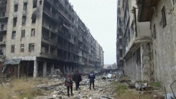 La gente camina en medio de los escombros causados por el constante bombardeo en Alepo, Siria, 13 de diciembre. (Foto: AP)