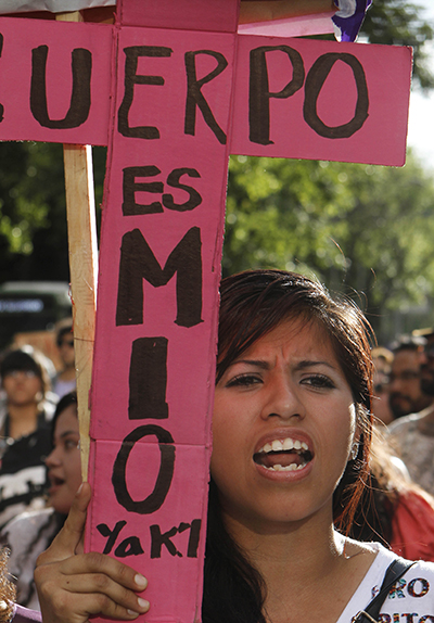 Yakiri Rubio, acusada de homicidio por defenderse contra un violador, encabeza una marcha con motivo del Día Internacional de la Mujer, Ciudad de México, 2014.