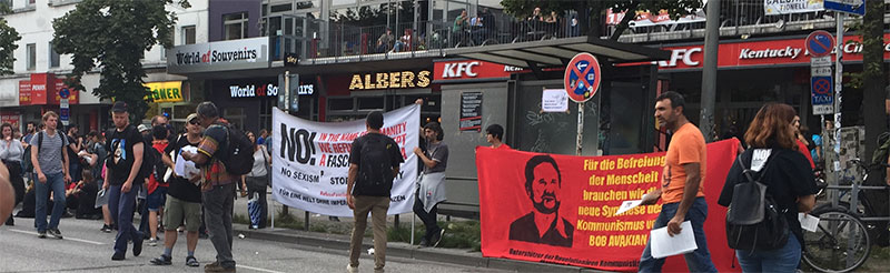 Simpatizantes del comunismo nuevo de Bob Avakian reunieron a manifestantes bajo ataque por la policí
