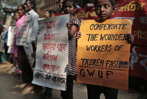 Hijos de los trabajadores de Tazreen Fashion que murieron en el incendio de la fábrica de ropa de Bangla Desh, noviembre de 2014.