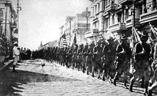 Tropas estadounidenses marchan por la calle rusa de Vladivostok.