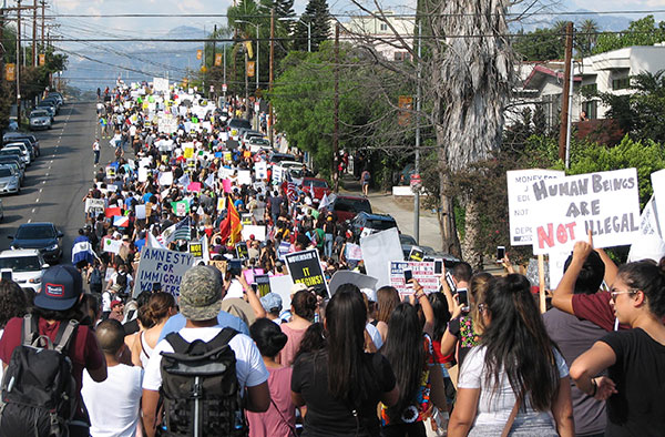 La marcha en Los Ángeles in protesta por los ataques a los jóvenes de DACA y los inmigrantes.