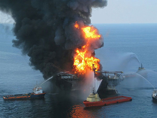 la mortal explosión de una plataforma petrolera y el derrame de petróleo en el Golfo de México