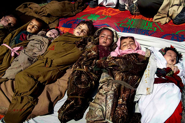 Coalición encabezada por Estados Unidos confirmó el bombardeo aéreo de la OTAN que mató diez niños en el este de Afganistán el 7 de abril de 2013.