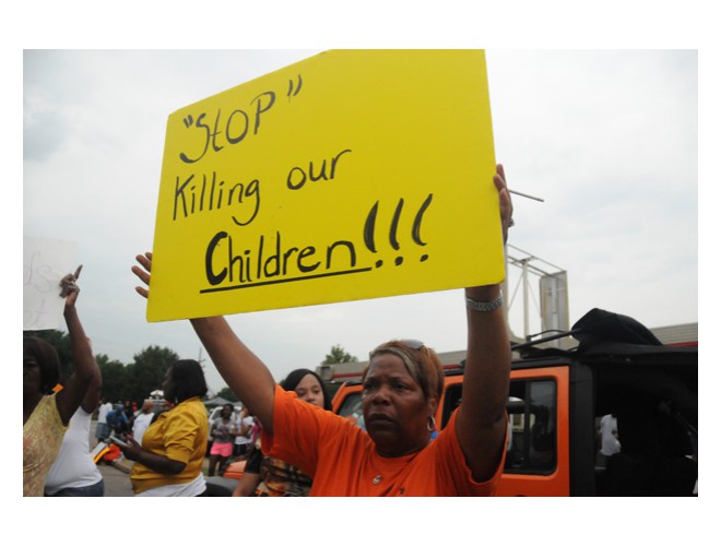 “¡¡¡Dejen de matar a nuestros hijos!!!” Ferguson, Misuri, 15 agosto. Foto: Li Onesto/Revolución 