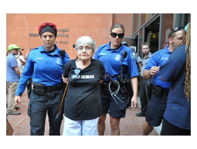 Hedy Epstein, una sobreviviente del Holocausto, 90, oponente de crímenes israelíes contra el pueblo palestino, arrestado el lunes con 8 más en St. Louis, Misuri, en un acto contra la presencia de la Guardia Nacional. Foto: Steven Hsieh 