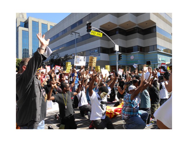 Marcha contra el asesinato policial de Ezell Ford y Michael Brown. Los Ángeles, California. Foto: Especial para revcom.us 