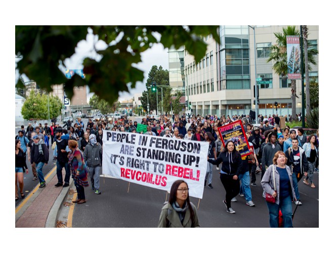 '¡El pueblo de Ferguson está poniéndose de pie! ¡Se justifica la rebelión! revcom.us' Oakland, California, 20 agosto 2014. 