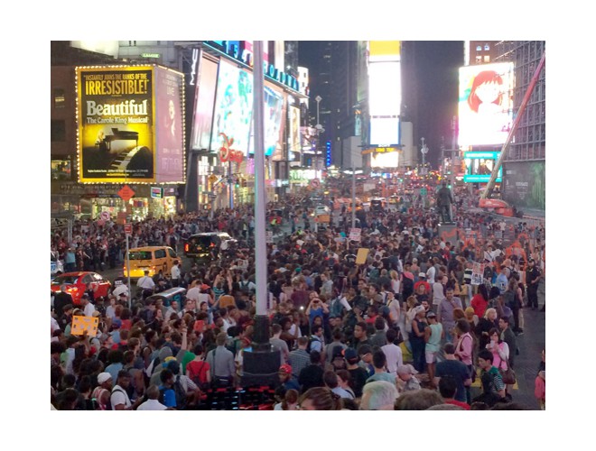Times Square, Nueva York, 14 agosto. Miles marcharon y cientos se sentaron. Foto: AP 