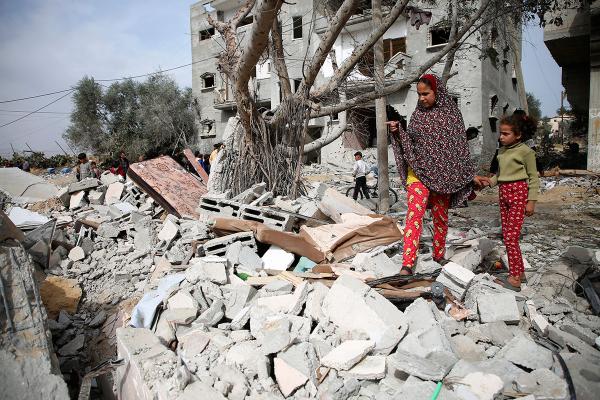 Gaza strip residents search rubble from Israeli bombing, March 29, 2024.