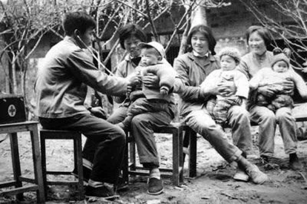 In the years of the Cultural Revolution, some 1 million young peasants and young people from the cities were trained as "barefoot doctors" providing basic healthcare in the countryside.