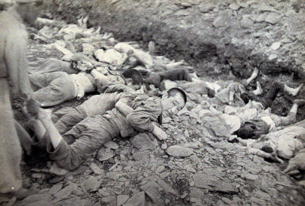 De una serie de fotos del ejército yanqui que retrata la ejecución sumaria de 1.800 presos políticos sudcoreanos durante tres días en julio de 1950, cometida por el lacayo estadounidense Syngman Rhee.