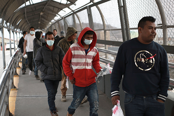 Inmigrantes provenientes de México que solicitan asilo son rechazados en la frontera entre Estados Unidos y México.